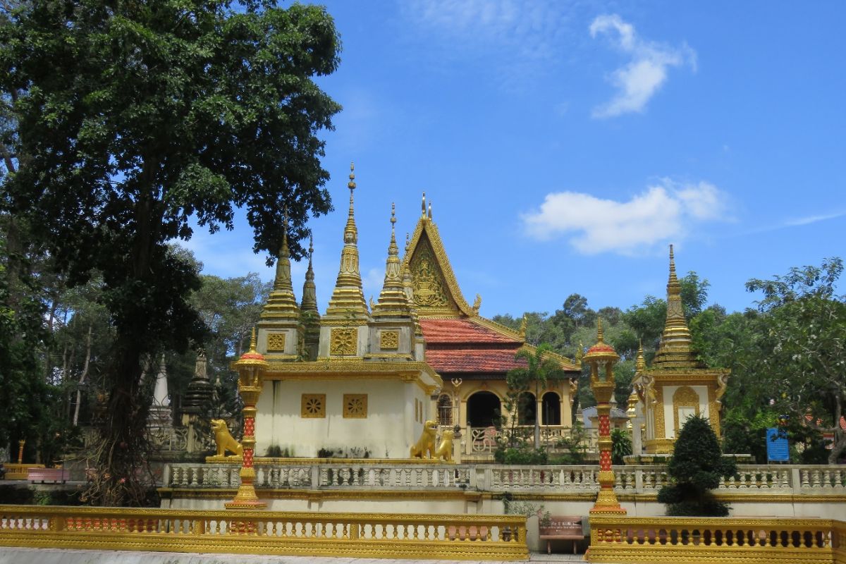 Go to Ang Pagoda with Mekong River Tour