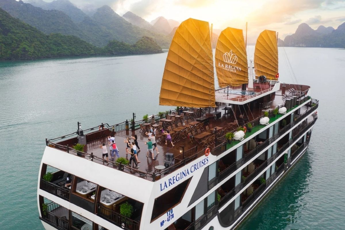 Discover La Regina Private Charter with Halong Bay half day cruise