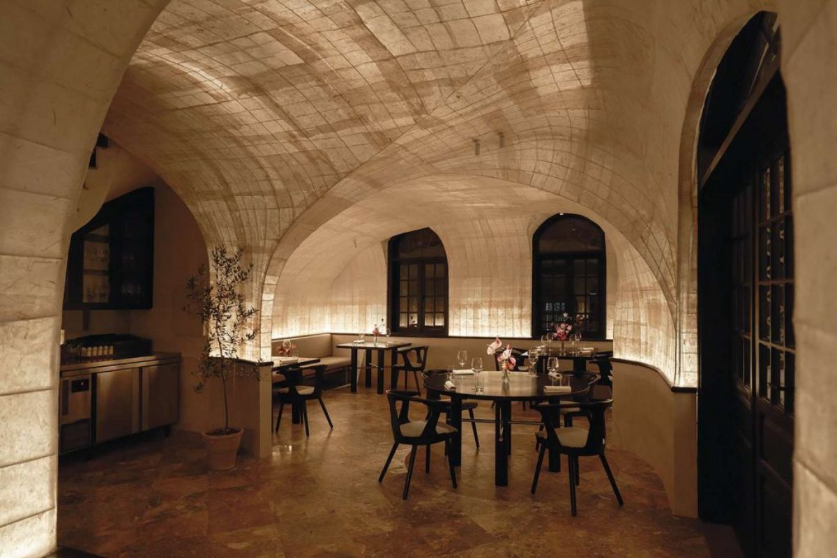 Nephele – Grilled Elegance in Artistic Surroundings