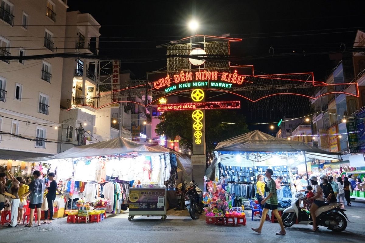 Discover the stalls of Ninh Kieu Night Market with Can Tho Night Market