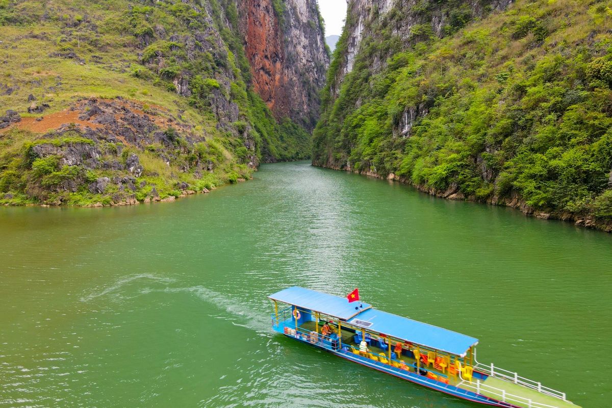 Boat Ride on Nho Que River - Ha Giang Vietnam Travel