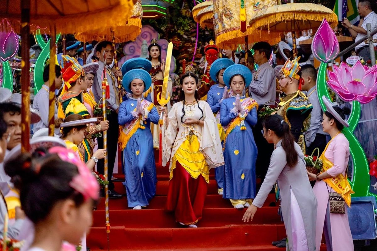 Quan The Am Festival - Cultural Etiquette for Danang tours & local customs