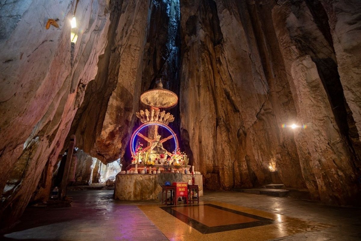 Am Phu Cave in Da Nang Caves