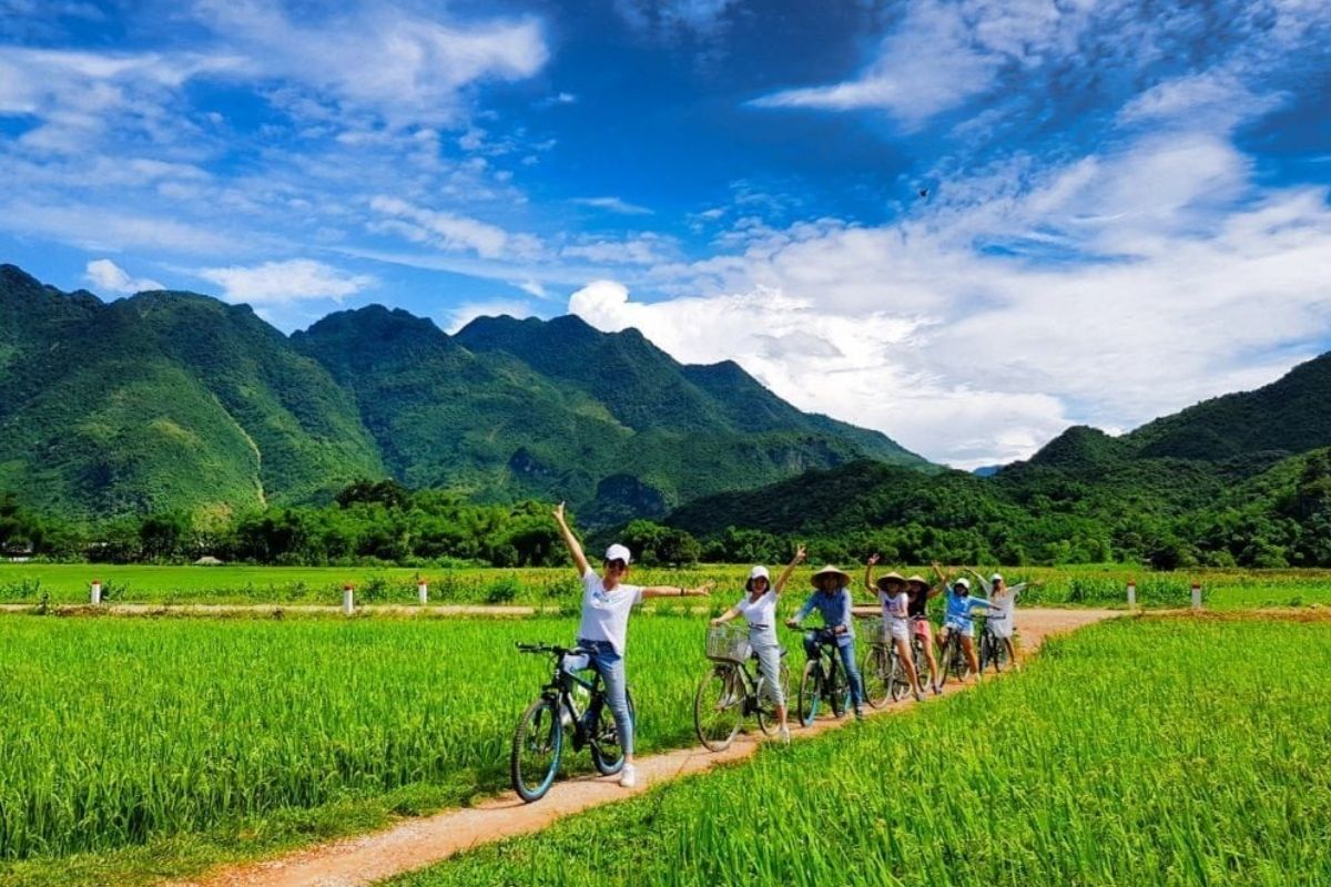 Pedal Through Lush Rice Fields with a Day Tour to Mai Chau