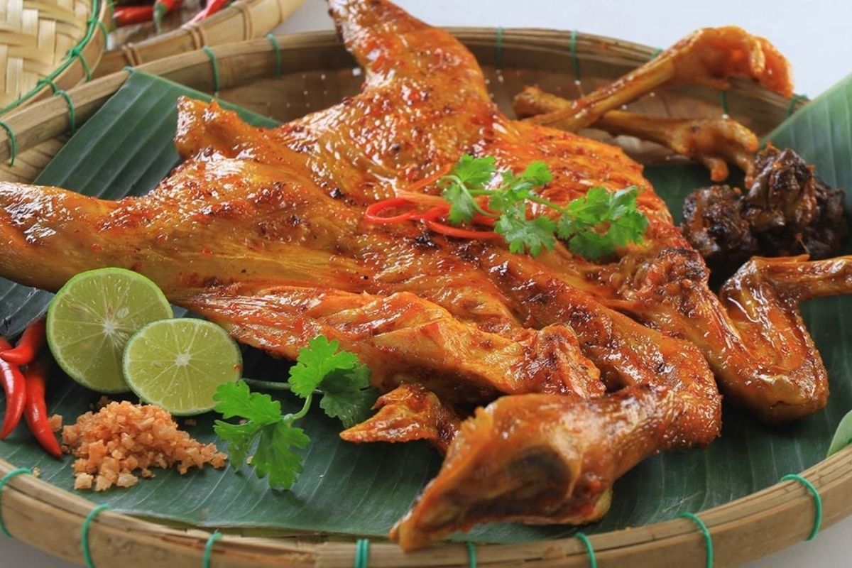 Experience the amazing Mu Cang Chai Market with Ga nuong mac khen 