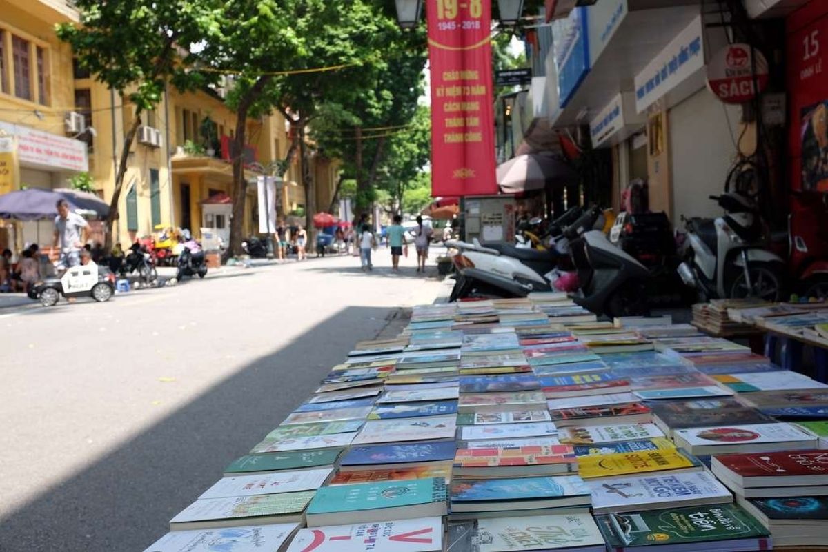 Dinh Le Book Street Hanoi