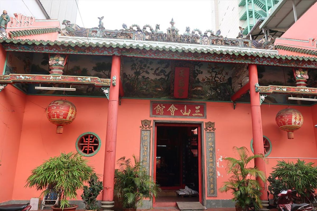 Chinatown in Saigon — temples, street food, Tam Son Assembly Hall