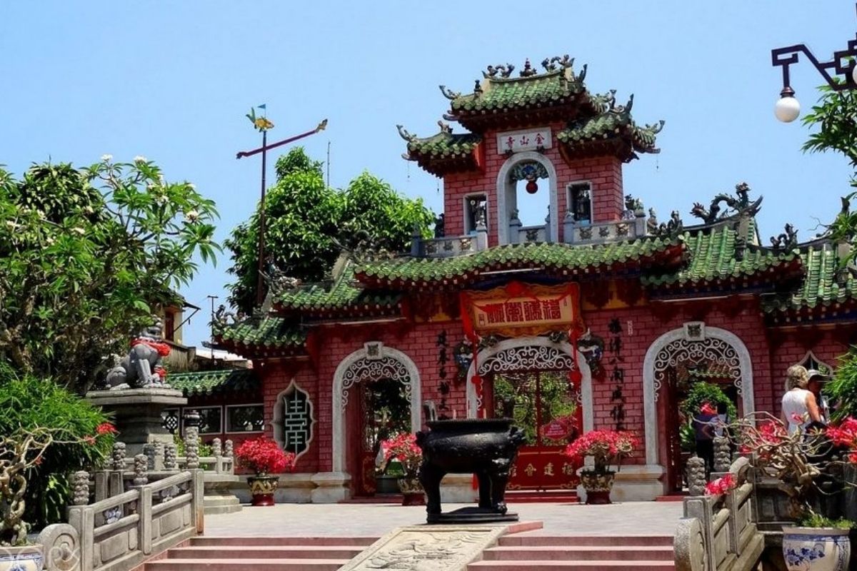 Phuoc An Assembly Hall with Chinatown in Saigon — temples, street food