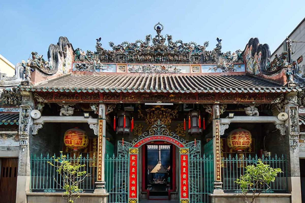 Discover Thien Hau Pagoda near Chinatown in Saigon