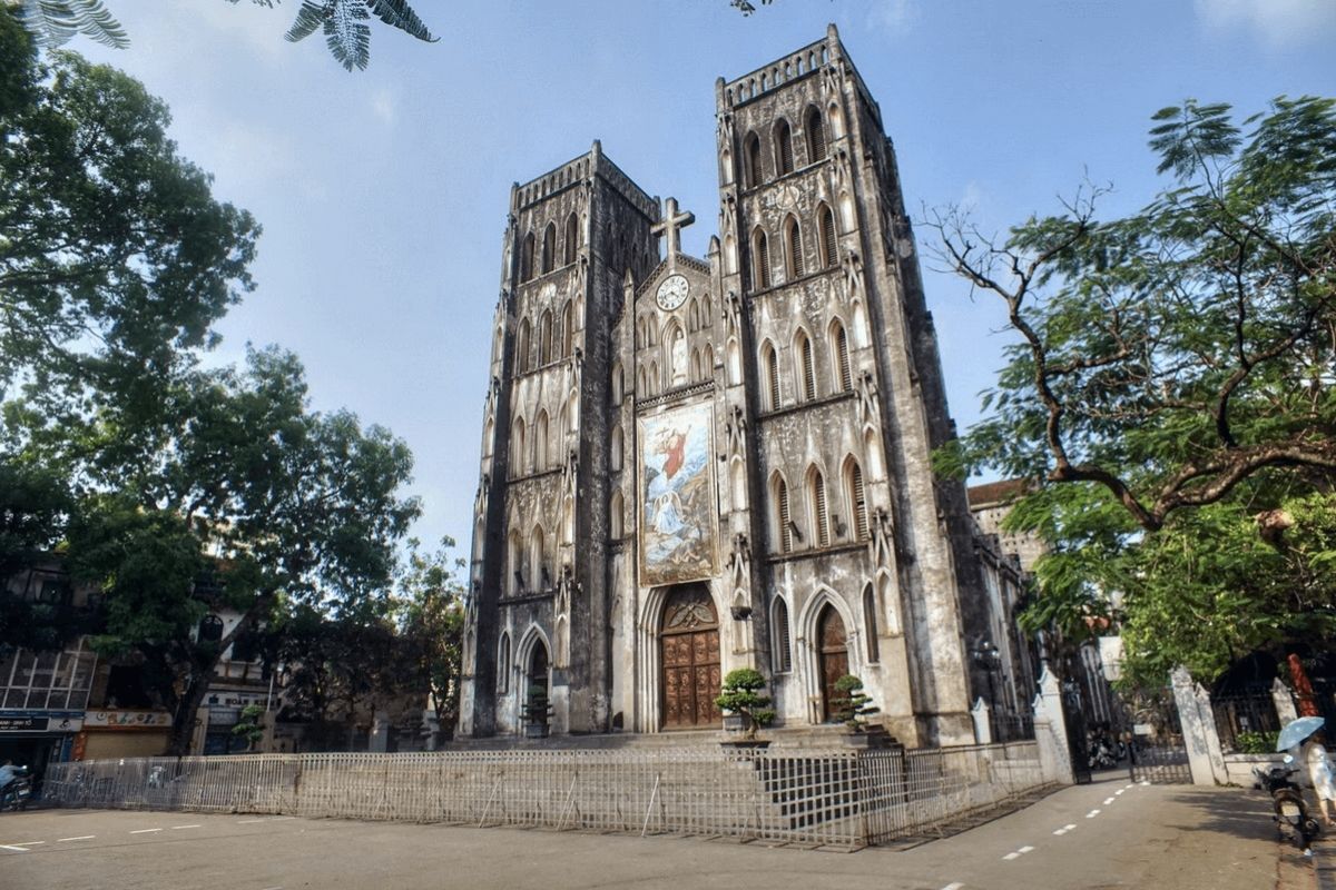 Hidden Alleys Behind the Cathedral