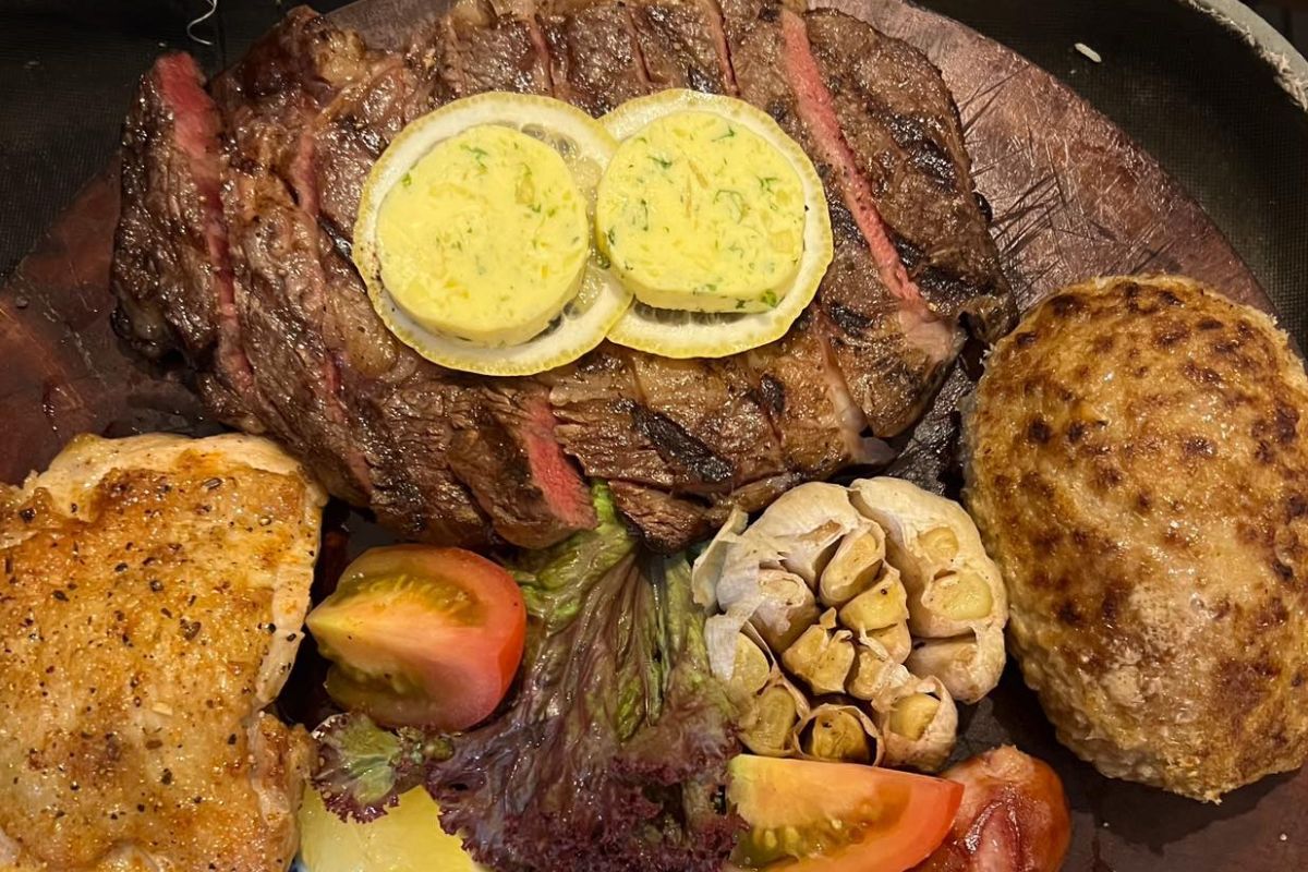 Wagyu Hamburg & Black Angus Steak in Gyumaru Danang