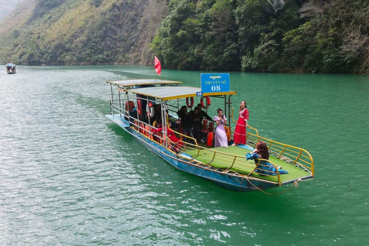 Discover how the Ha Giang Temperature in Nho Que River Boat Ride