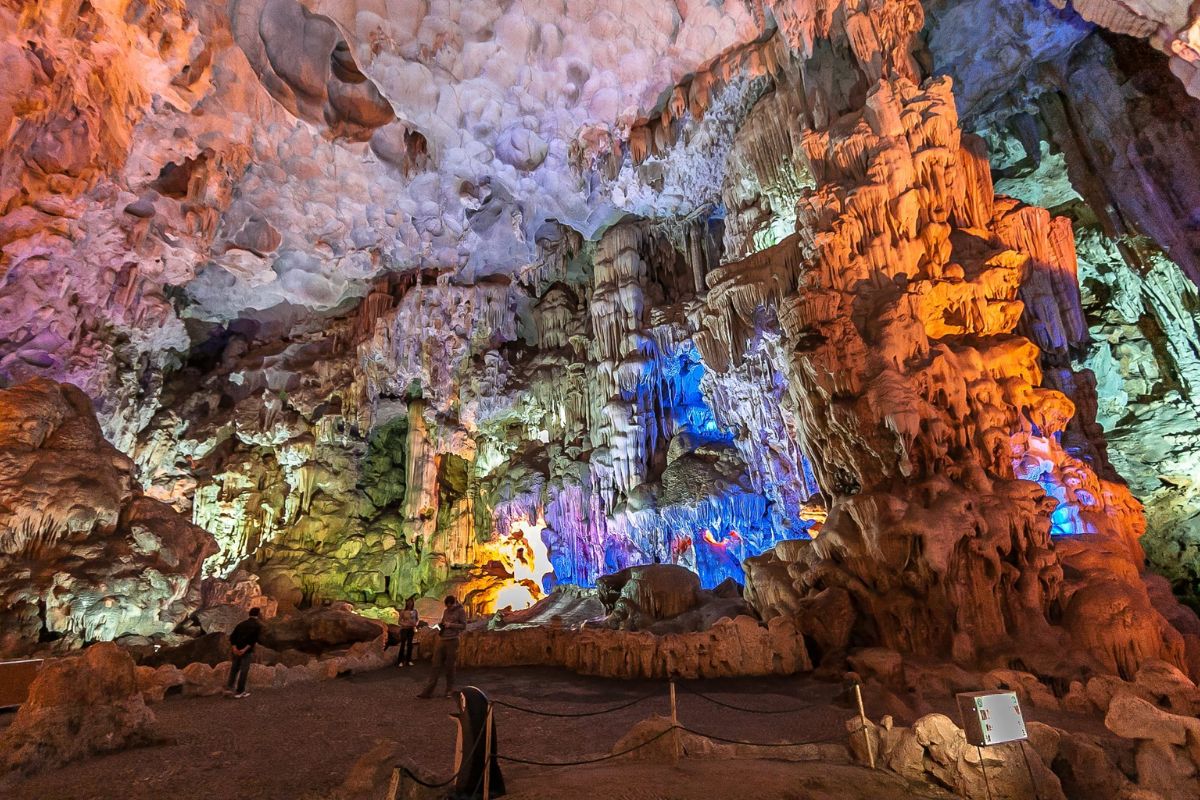 Exploring Sung Sot Cave with Halong Bay activities