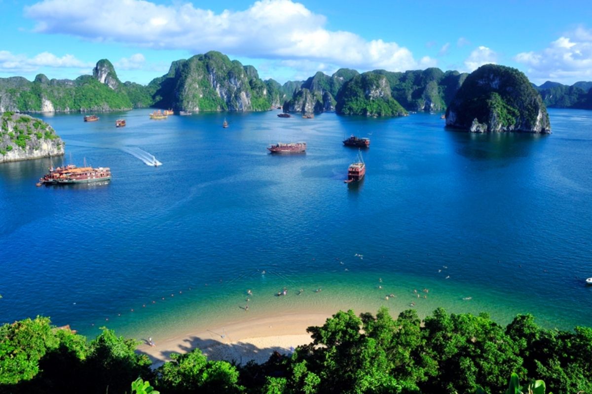 Lan Ha Bay in the best Halong Bay Alternative destinations