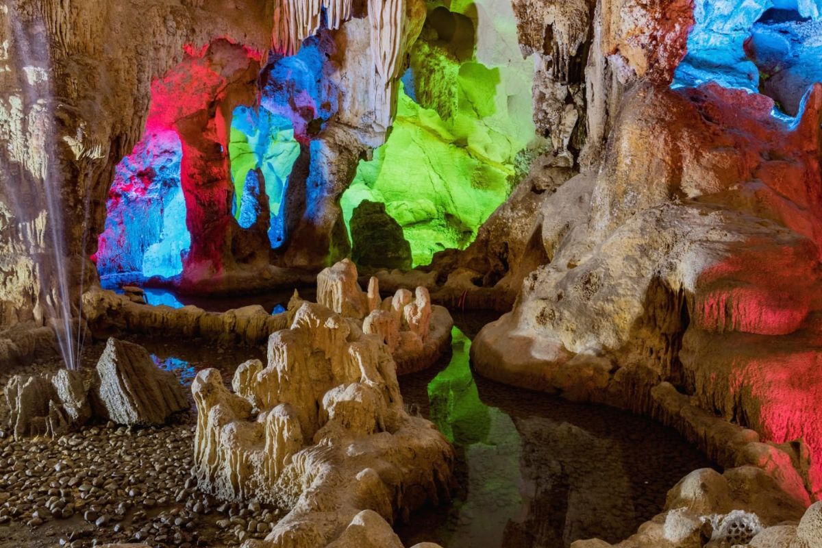 Dau Go Cave: A Hidden Wonderland of Stalactites