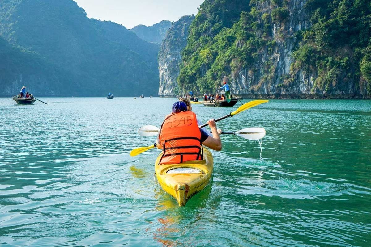 Kayaking around Lan Ha Bay