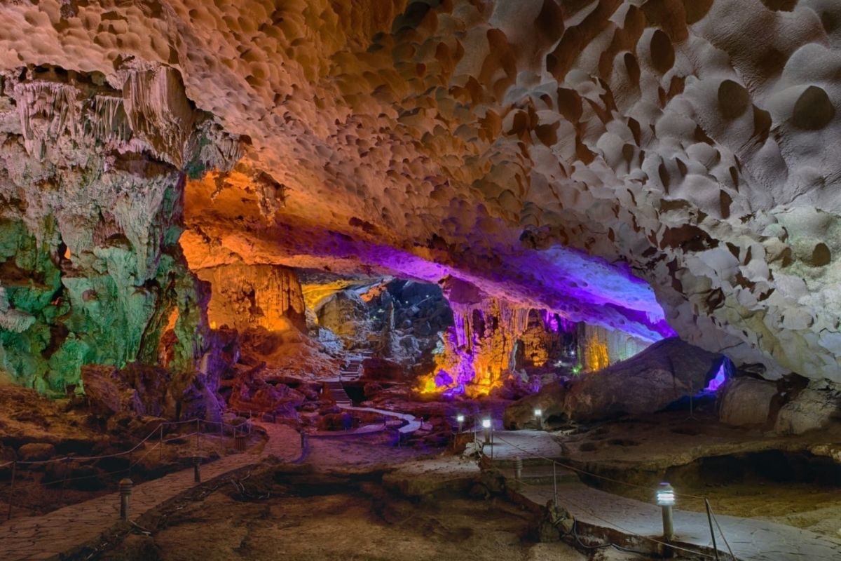Discover Thien Cung Cave with Halong tours visit Ba Hang Floating Fishing Village