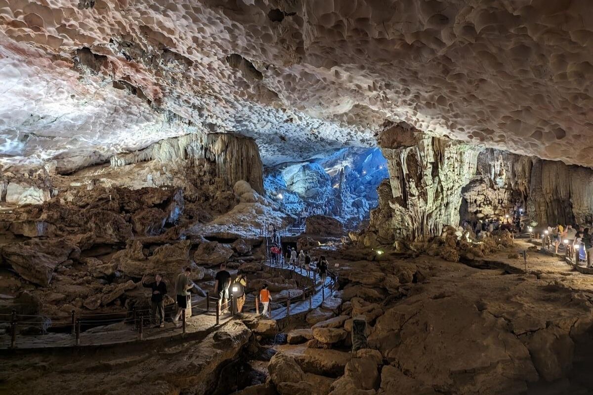 Sightseeing Dau Go Cave with Halong tours visit Ba Hang Floating Fishing Village