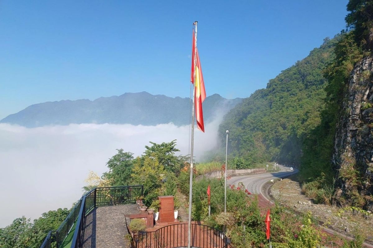 Ride to Cot Co Mai Chau with Hanoi to Mai Chau Motorbike