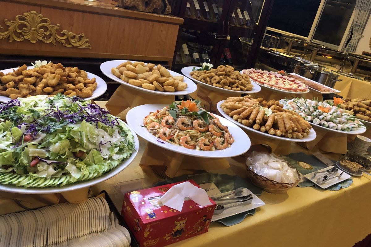 Buffet with Vietnamese and International Cuisine