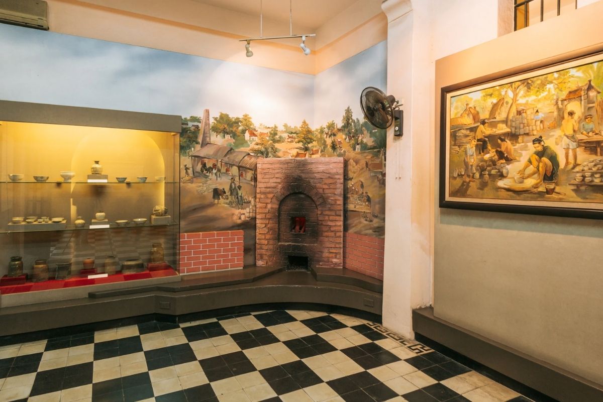 Visit the infamous Hoa Lo Prison with how many days in Hanoi