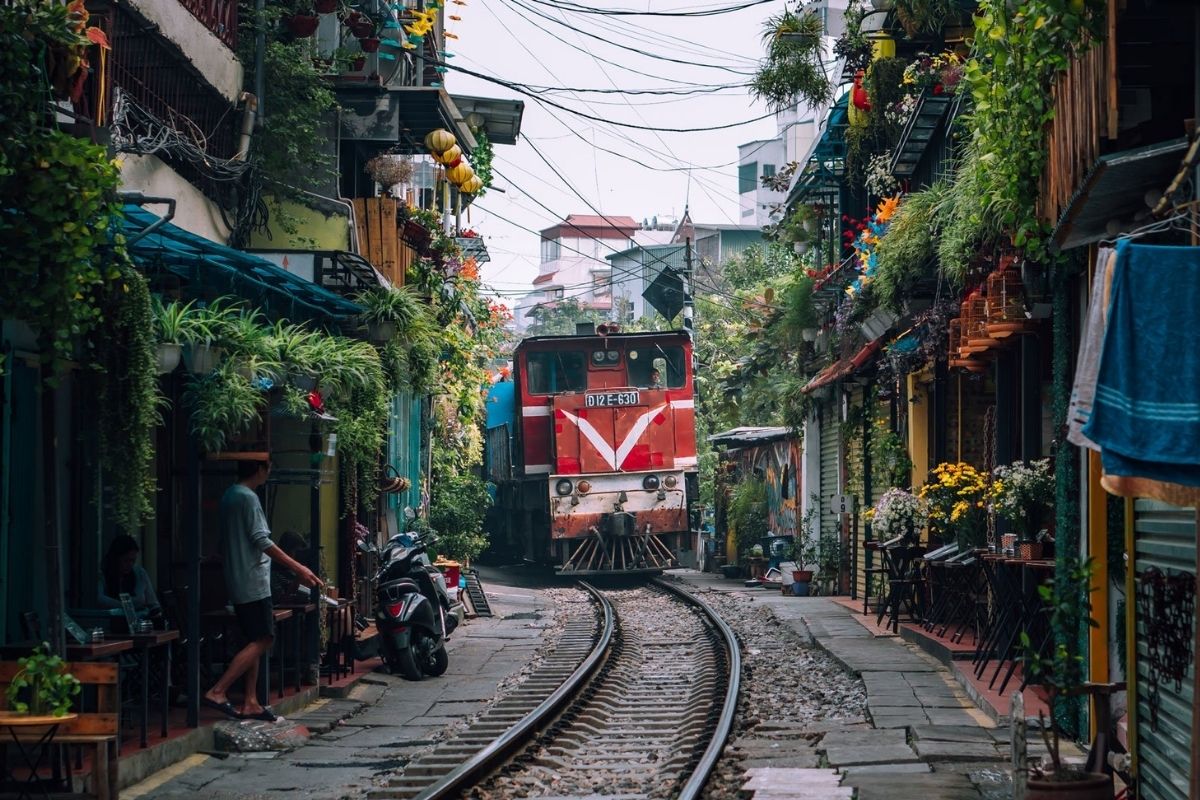 Stop by the well-known Train Street with how many days in Hanoi