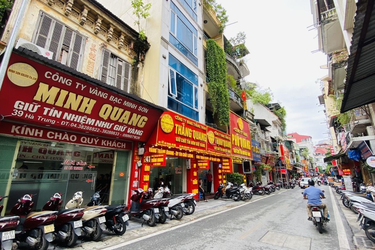 Ha Trung Street – Gold Meets Underground Exchange
