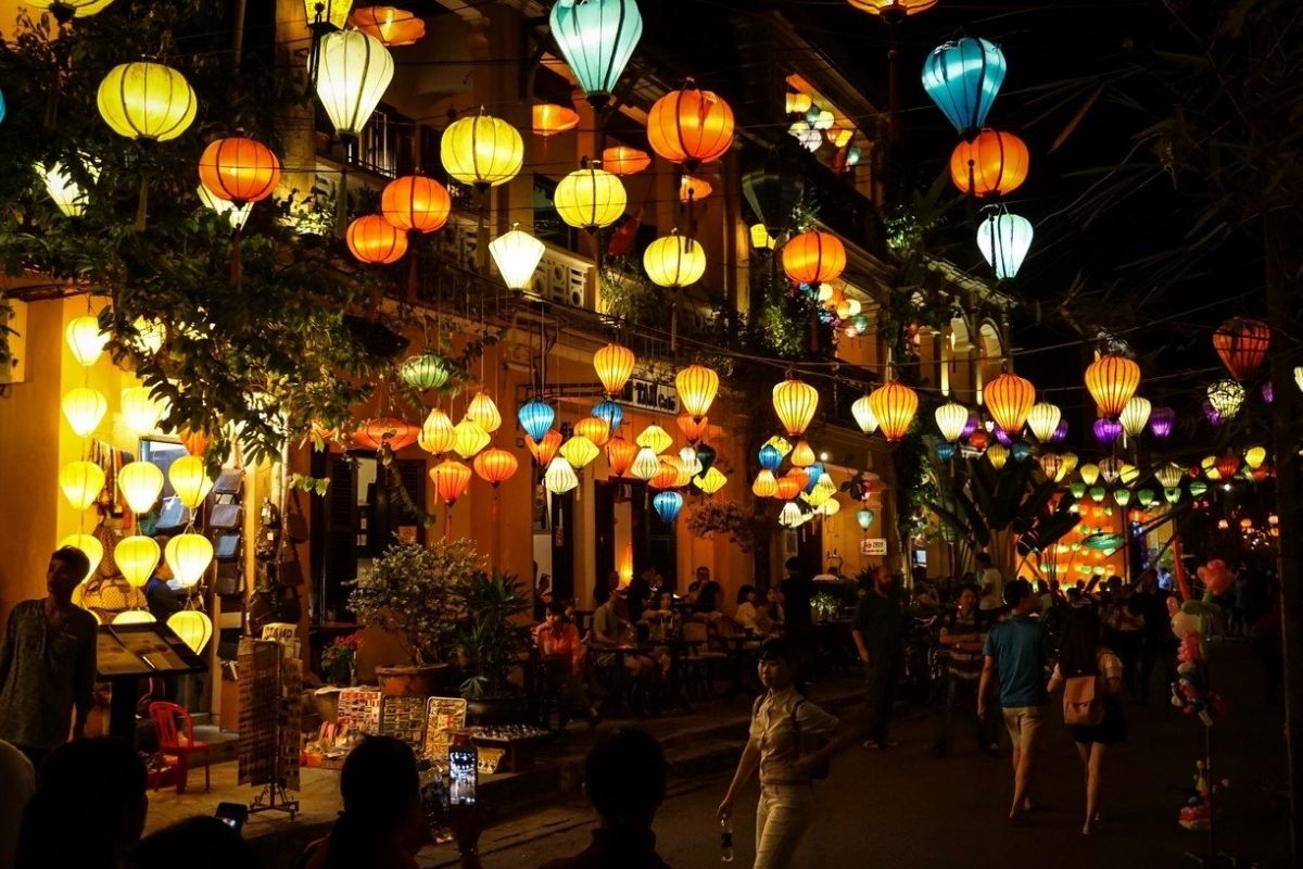 Wander the Lantern-Lit Ancient Town to explore Lantern Festival Da Nang