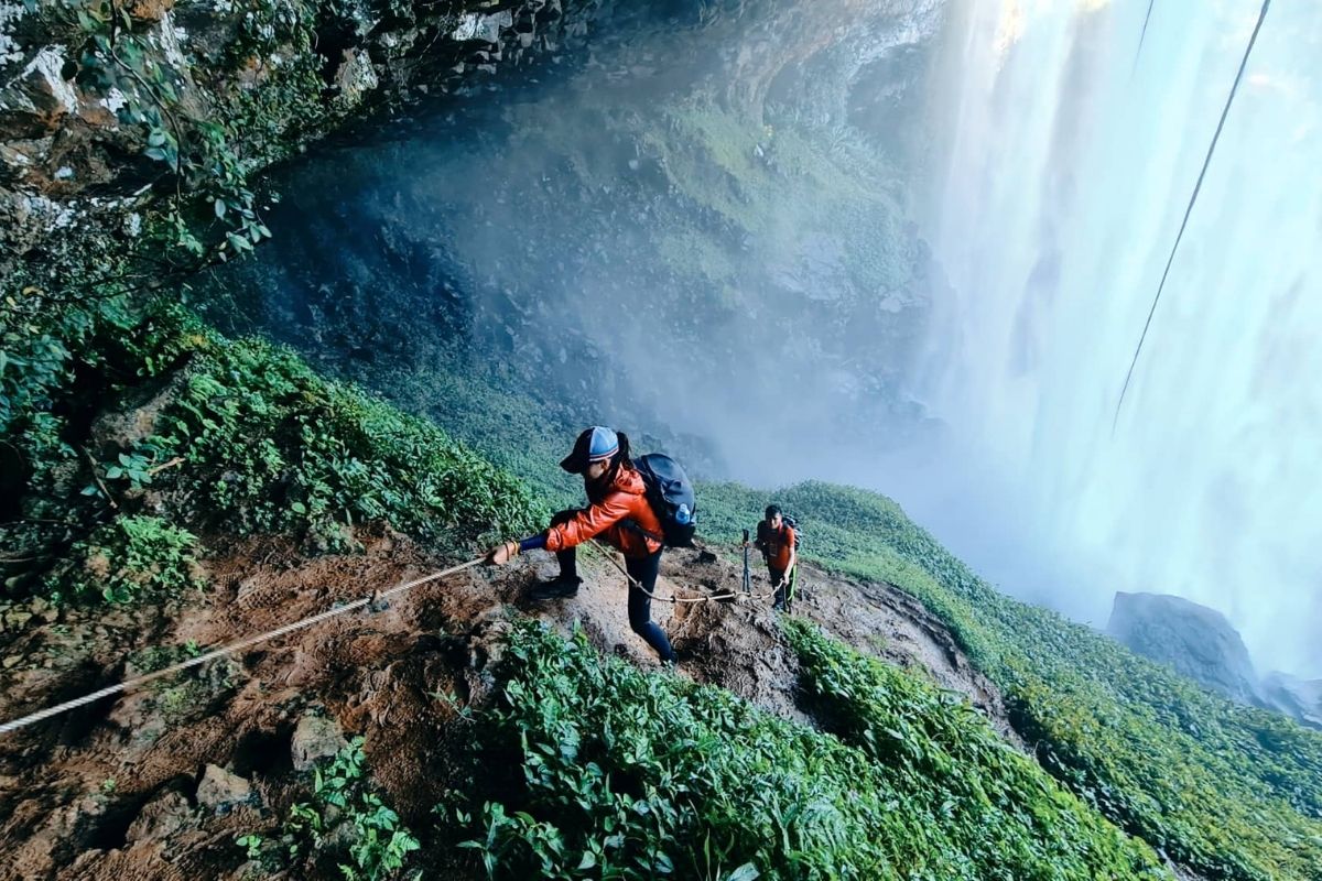 Trek to Go Lao Waterfall