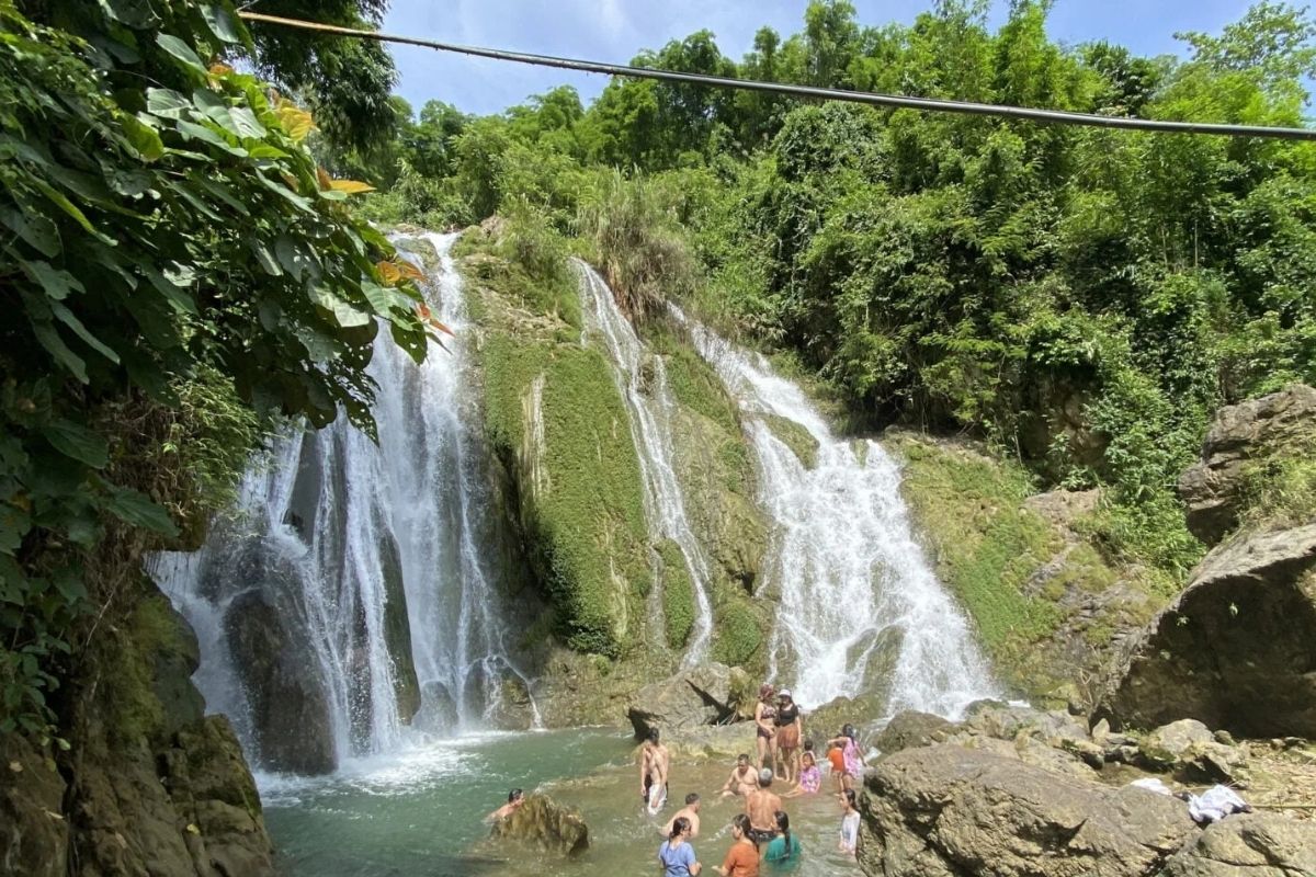 Disciver the beauty of Go Lao Waterfall with Mai Chau Overnight Tour