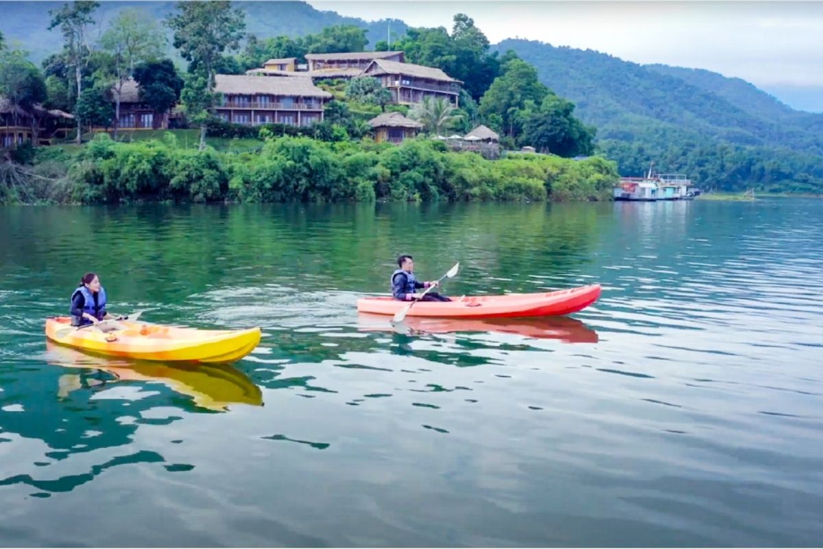 Kayaking on the Da River with Mai Chau Pu Luong 3 Days 2 Nights