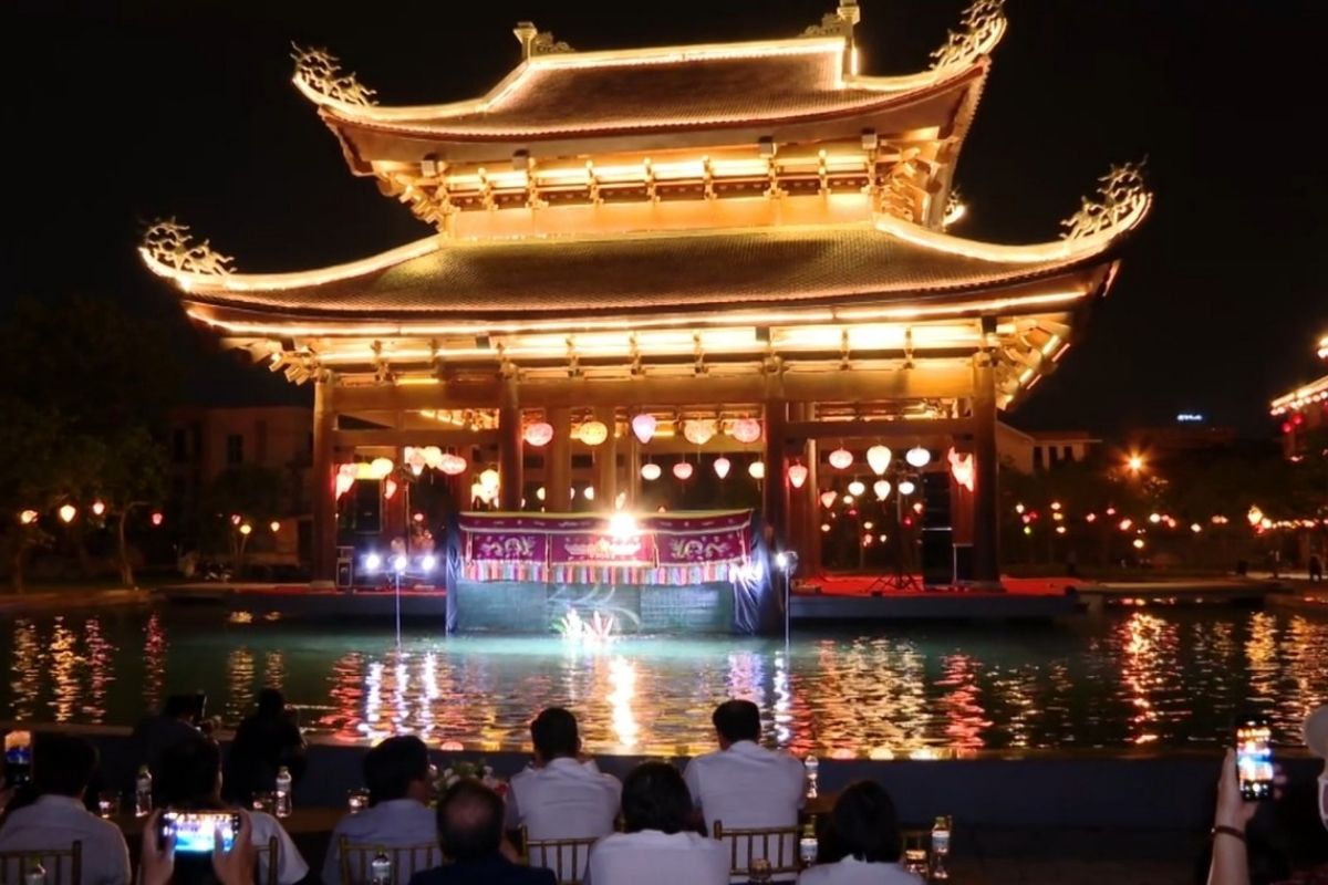 Seeing Water Puppetry on Ninh Binh Walking Street 