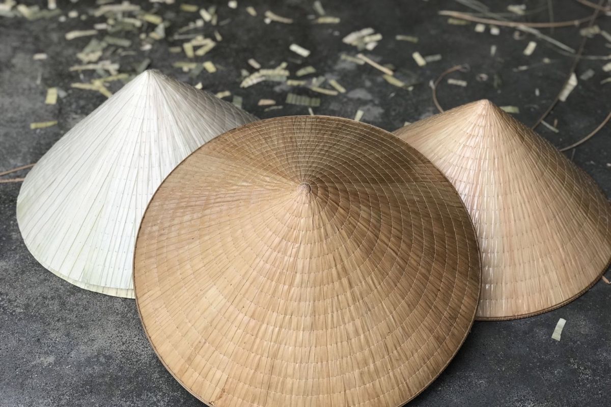 Discover Traditional Non la with traditional hat Vietnam