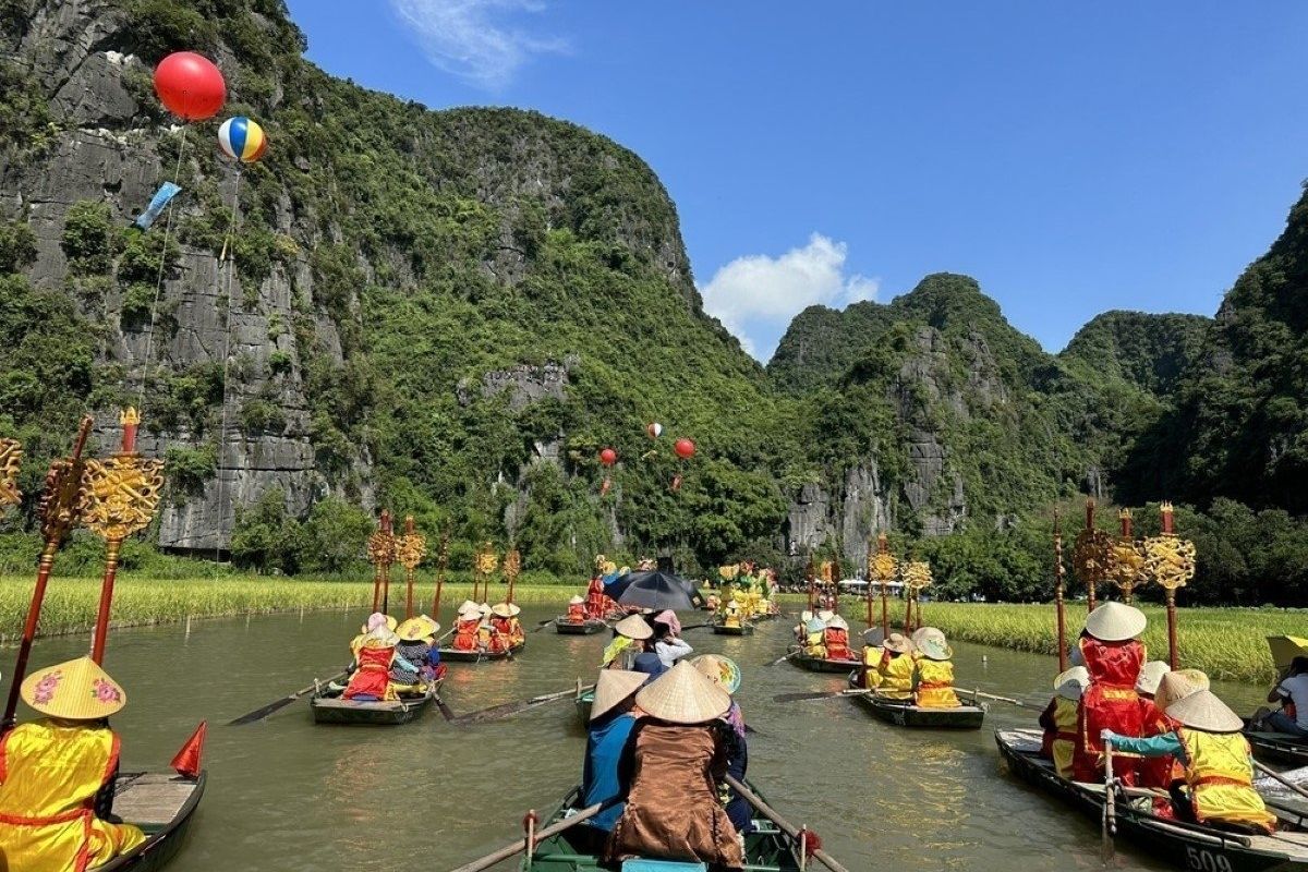 Boat Tour at Tam Coc