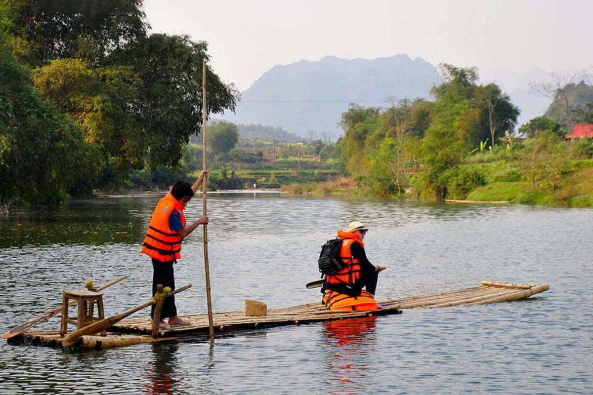 Bamboo rafting at Chieu Lau Dam 