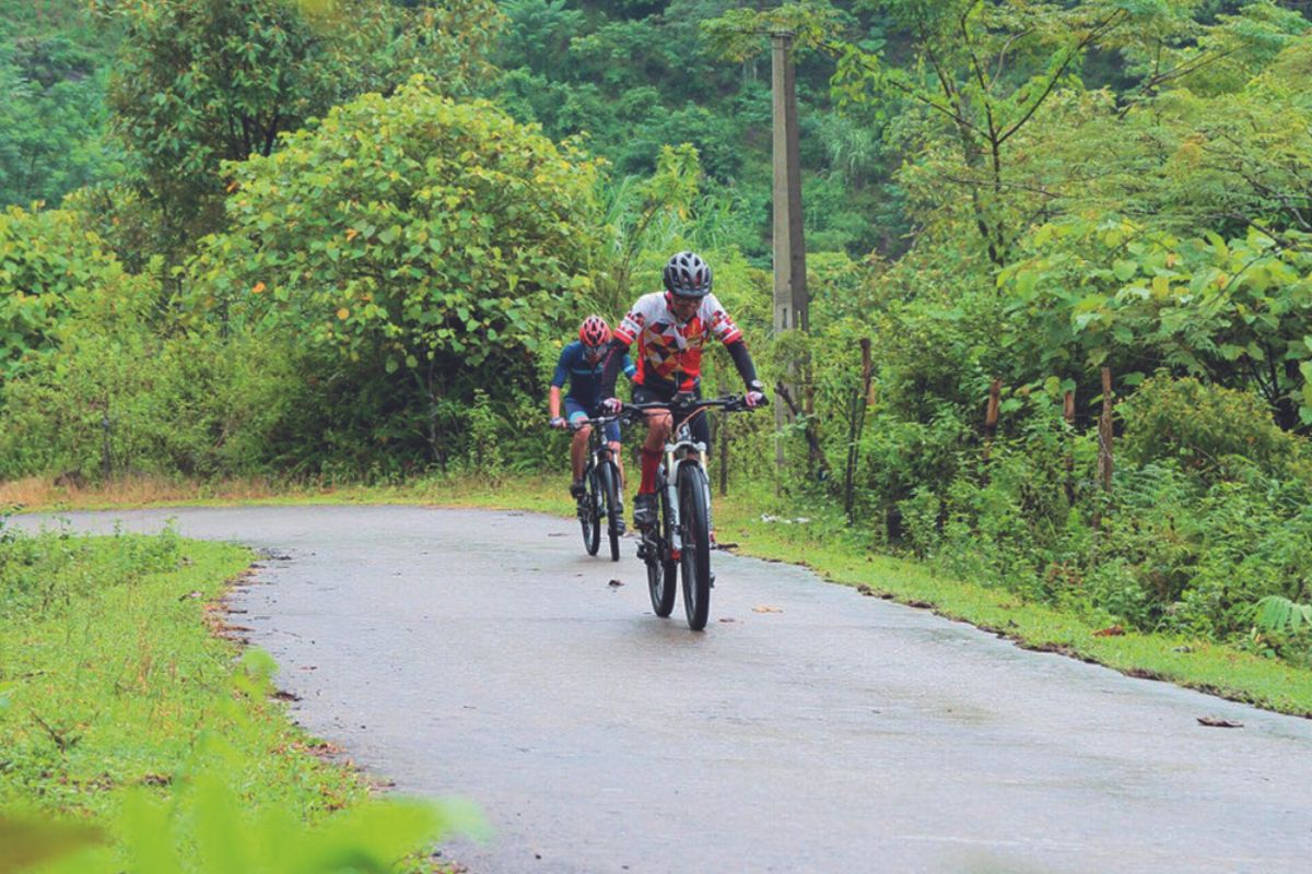 Ride to Ma Pi Leng Pass by Ha Giang Bike Loop