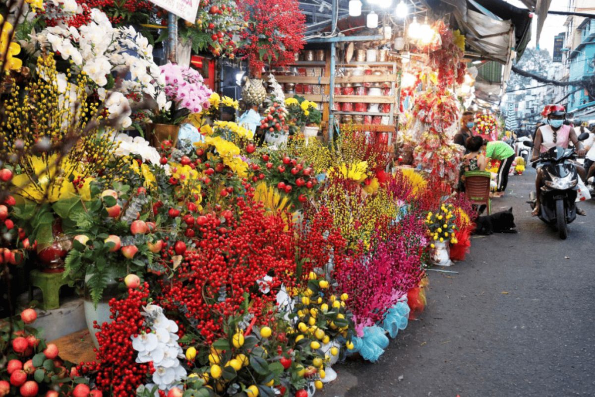 Take a photo in Flower Market with Saigon Photo Tour