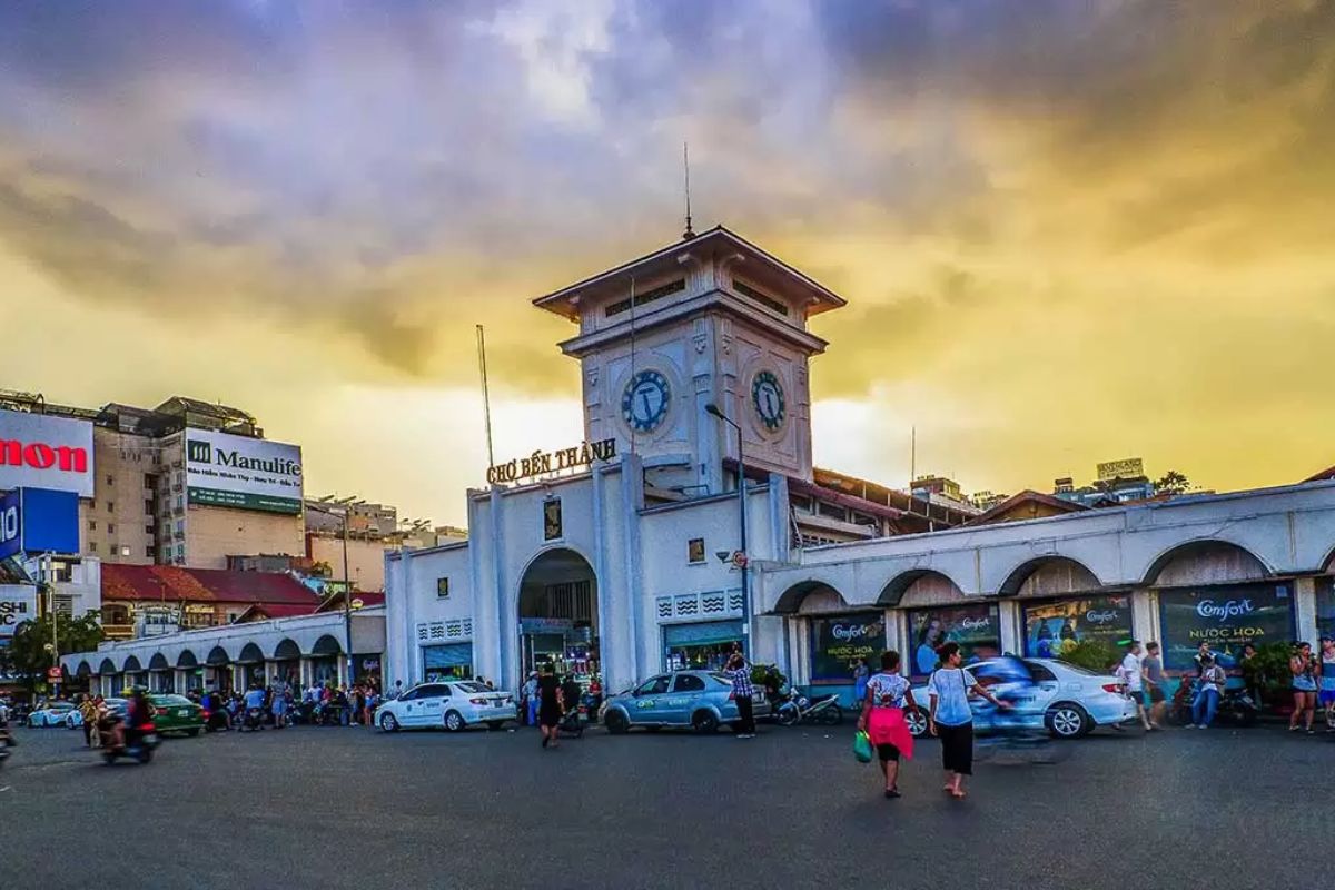 Discover the stalls of Ben Thanh Market with Saigon Walking Tour