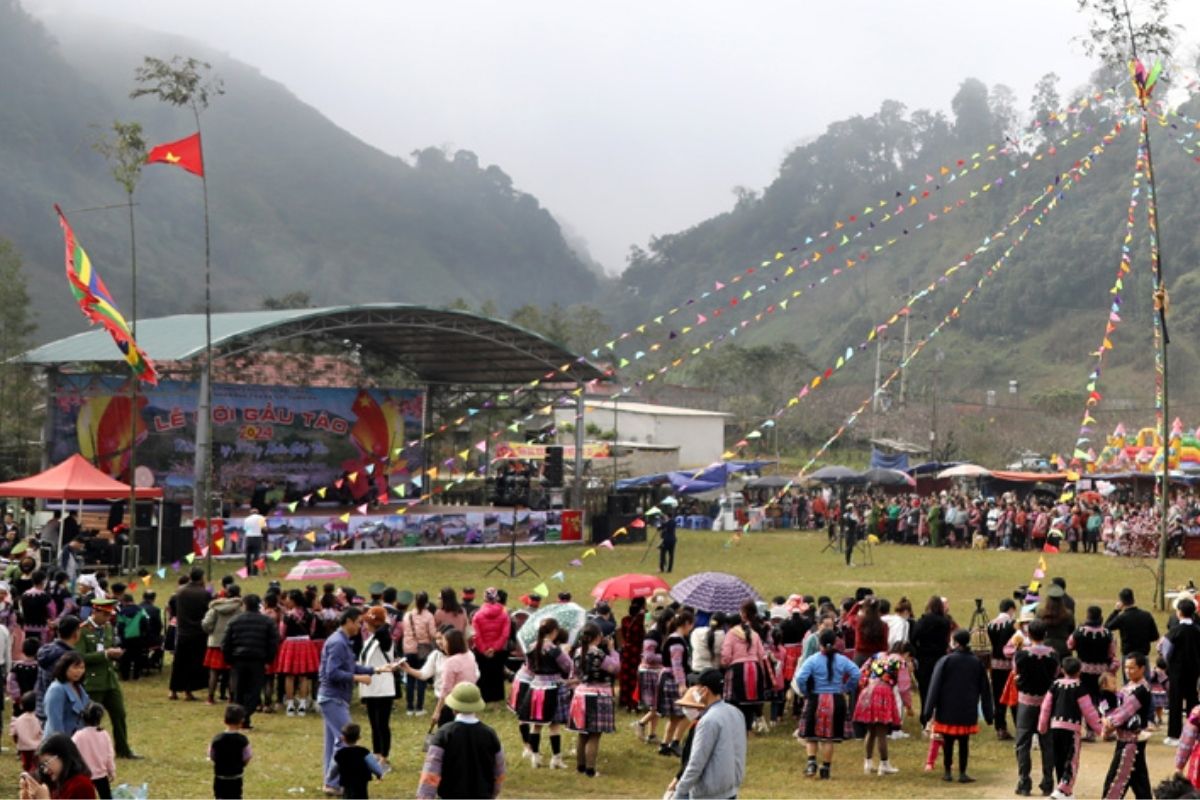Gau Tao Festival (Hoi Gau Tao) with ethnies mu cang chai