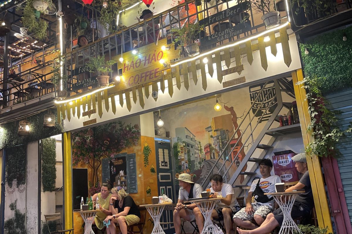 Hao Hao Coffee – Vintage Charm and Group-Friendly