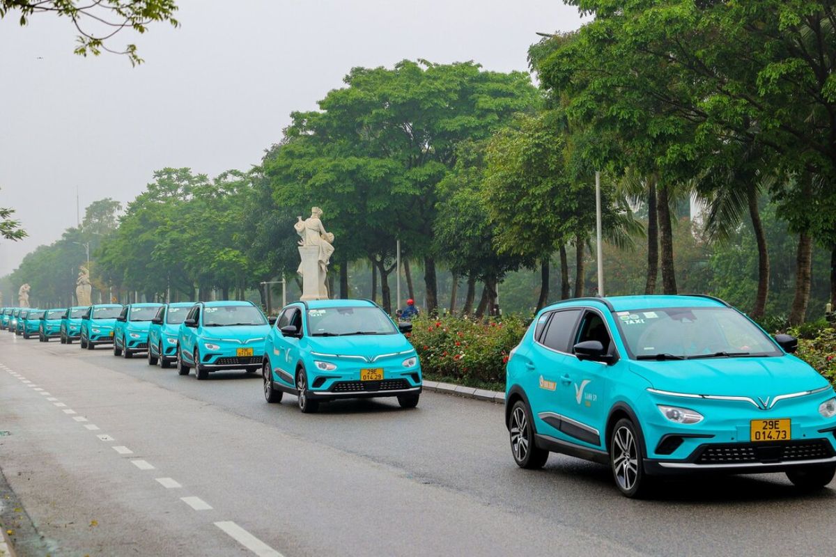 Go to Phung Hung Street by Taxi
