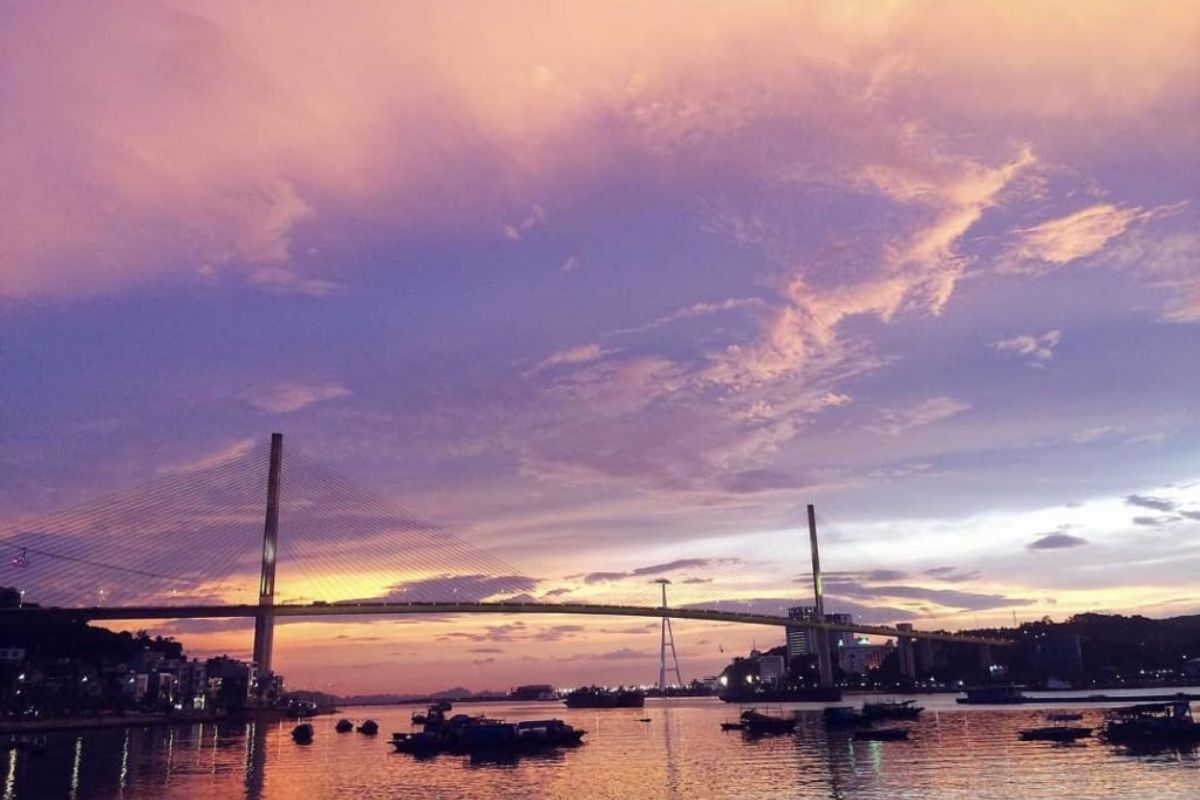 Sunset at Bai Chay Bridge in Halong Bay nightlife