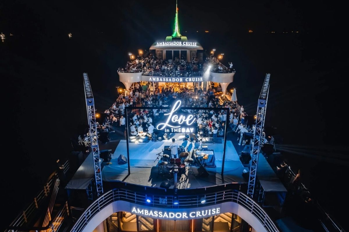  Discover the best of Halong Bay nightlife with Romantic Dinner Cruise