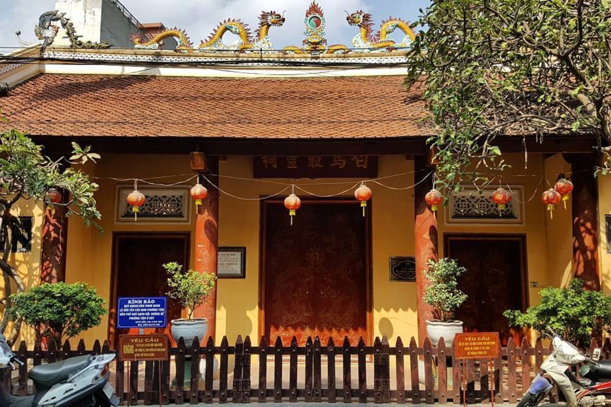 Bach Ma Temple