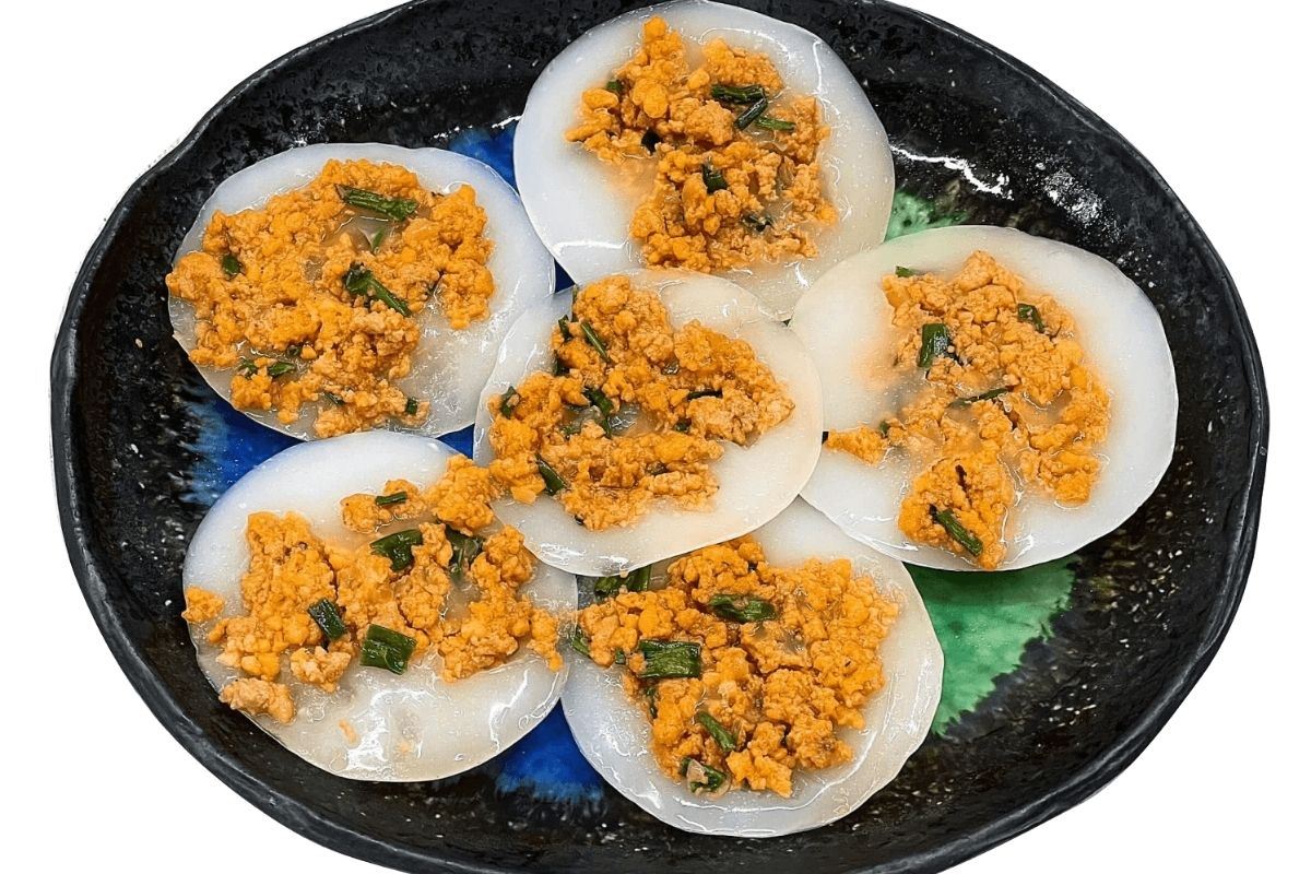 Enjoy Banh Beo with Vietnamese cake 