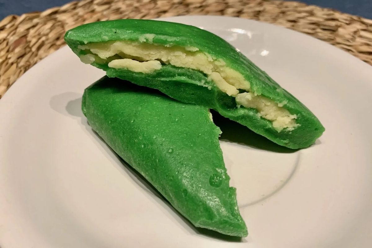 Enjoy the taste off Banh Com with Vietnamese cake