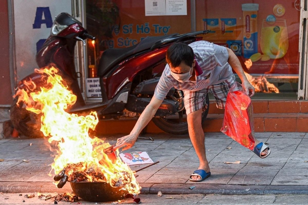 Burning Votive Paper - Traditional customs of Vietnam