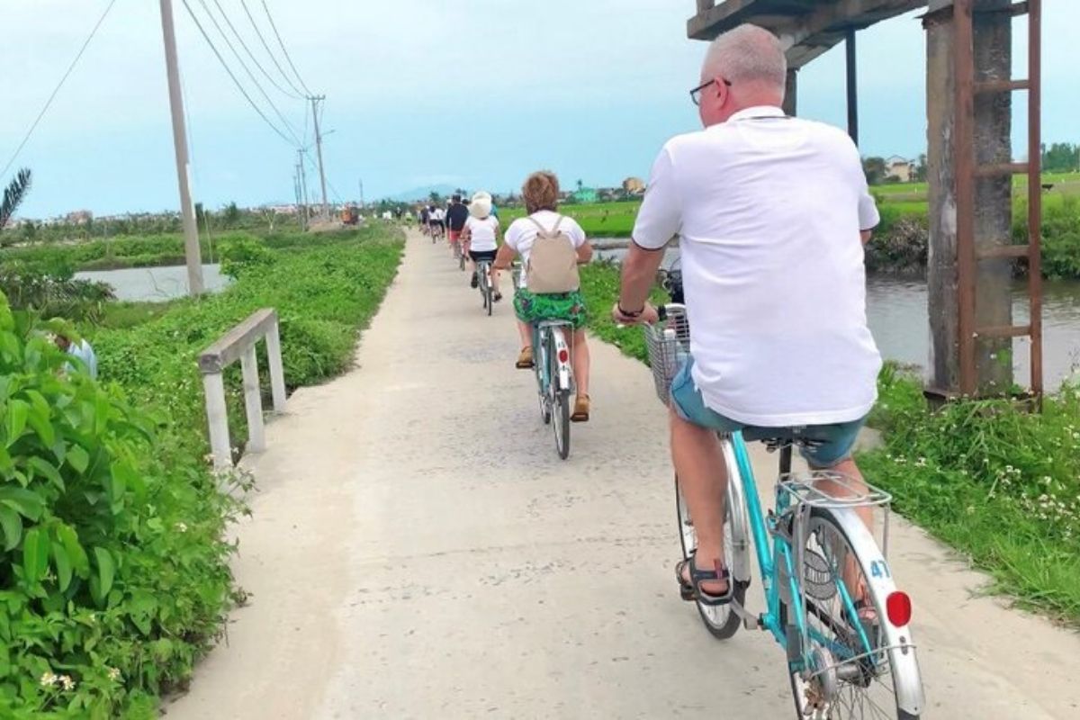 Cycling Along Riverside Paths with Can Tho bike tour