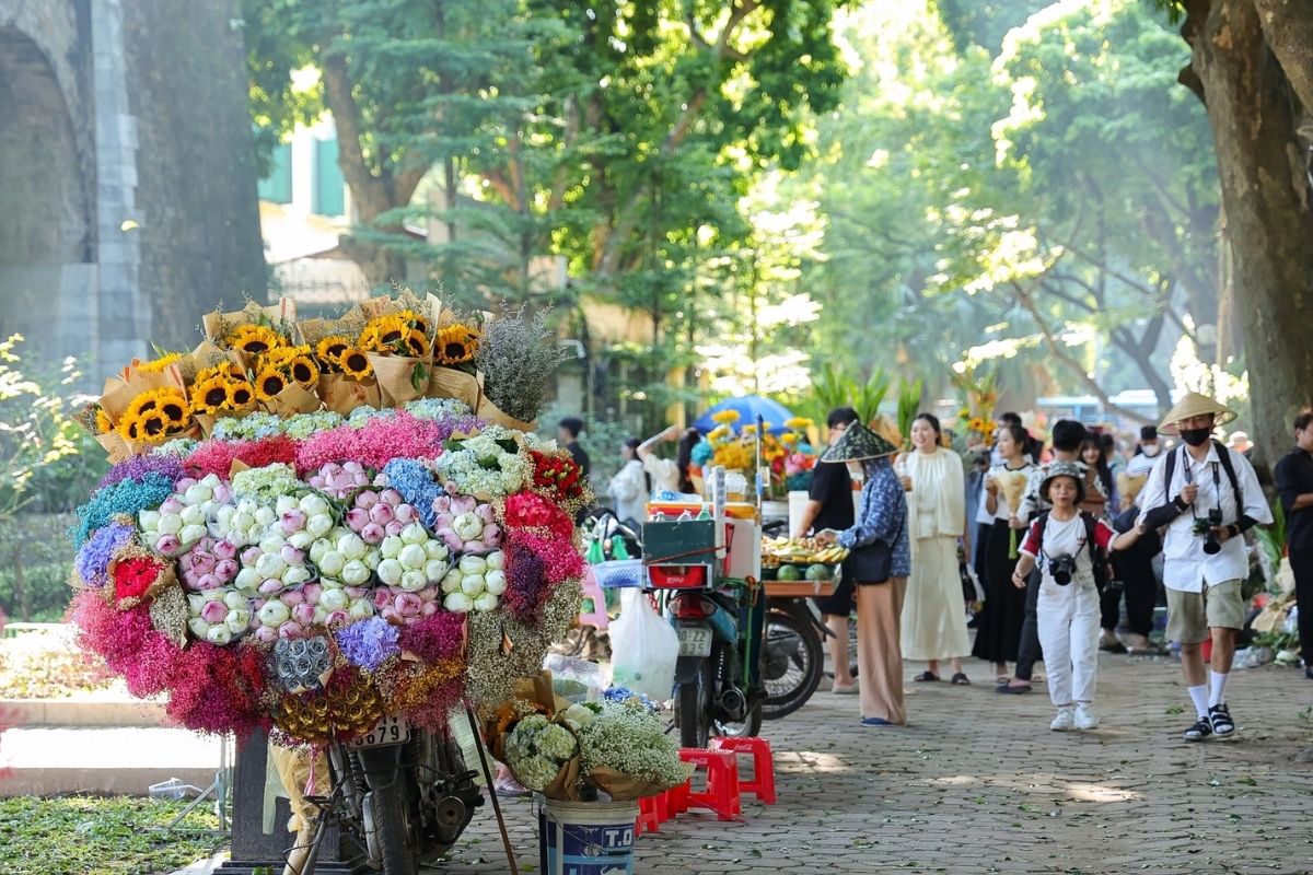 Explore Phan Dinh Phung Street with Hanoi flower street