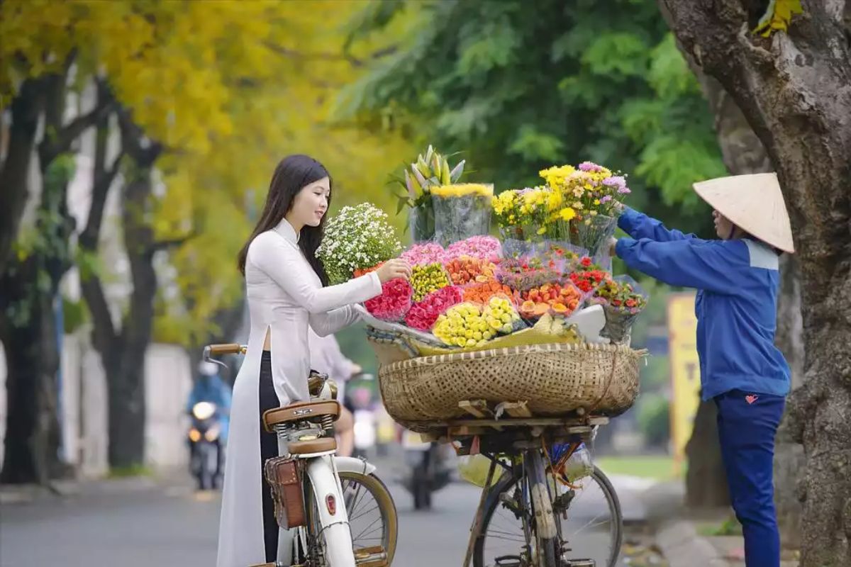 Phan Dinh Phung Street Flower Vendors